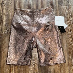 NEW NWT Beyond Yoga shine on biker mocha viper metallic shorts small